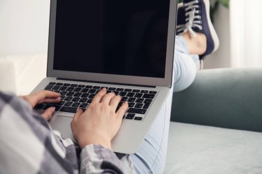 Evde modern dizüstü bilgisayarda çalışan kadın