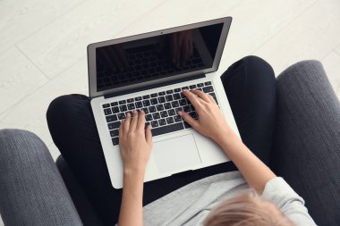 Evde modern dizüstü bilgisayarda çalışan kadın