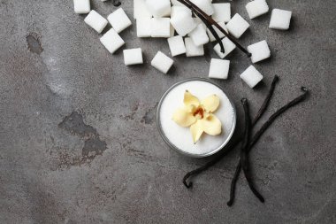 Gri arka plan üzerinde vanilya şekeri ile kompozisyon