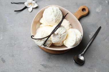 Lezzetli vanilyalı dondurma tablo ile kase