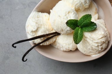 Lezzetli vanilyalı dondurma masada, closeup ile kase