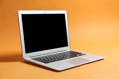 Renkli arkaplanda modern dizüstü bilgisayar