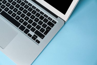 Renkli arkaplanda modern dizüstü bilgisayar
