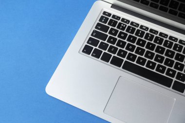 Renk arkaplanı üzerine modern dizüstü bilgisayar, yakın plan