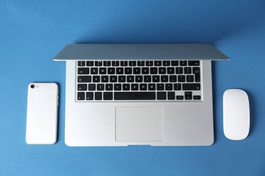 Modern dizüstü bilgisayar, cep telefonu ve Pc fare renkli arka plan üzerinde