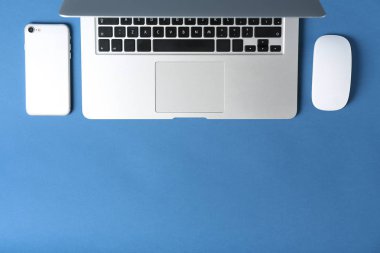 Modern dizüstü bilgisayar, cep telefonu ve Pc fare renkli arka plan üzerinde