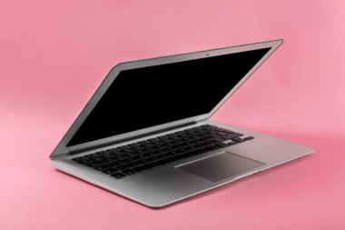 Renkli arkaplanda modern dizüstü bilgisayar