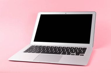 Renkli arkaplanda modern dizüstü bilgisayar