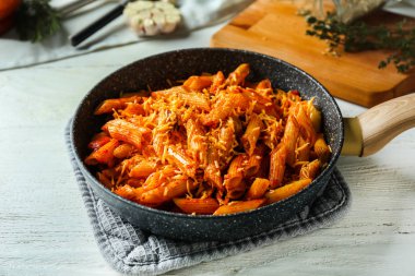 Domates sos ve peynir tavada ile lezzetli makarna