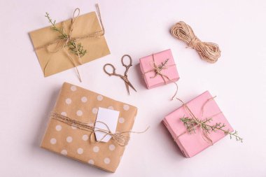 Işık arka plan olarak el yapımı hediye kutuları