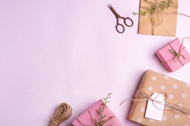 Işık arka plan olarak el yapımı hediye kutuları