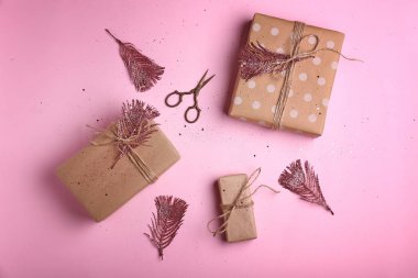 El yapımı hediye kutuları renk arka plan üzerinde