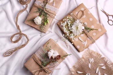 Beyaz kumaş üzerine çiçekli el yapımı hediye kutuları