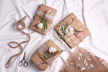 Beyaz kumaş üzerine çiçekli el yapımı hediye kutuları