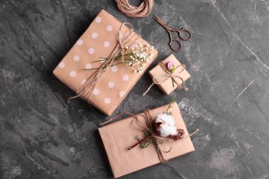 Grunge arka plan olarak el yapımı hediye kutuları