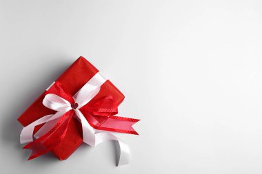 Beyaz arka planda güzel bir hediye kutusu