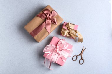 Beyaz arka plan üzerinde güzel el yapımı hediye kutuları