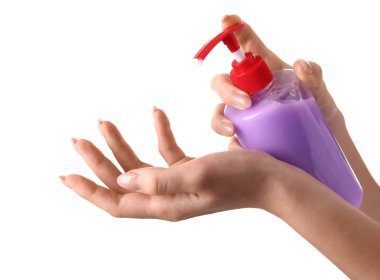 Beyaz zemin üzerine sıvı sabun ile eller