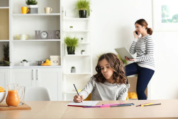 Nettes Kleines Mädchen Zeichnet Während Ihre Mutter Hause Arbeitet — Stockfoto