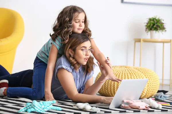 Cute Daughter Keeping Mother Her Work Home — Stock Photo, Image