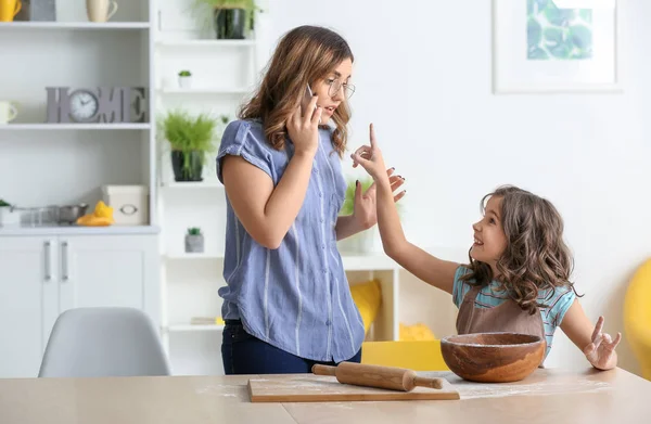 Upptagen Mamma Med Hennes Dotter Köket Hemma — Stockfoto