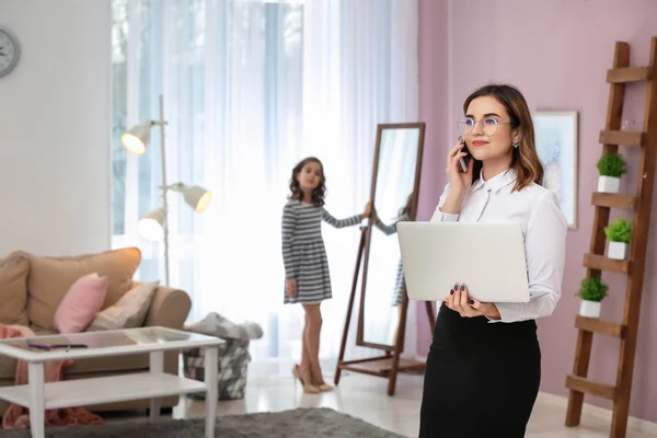 Young Mother Working Home — Stock Photo, Image