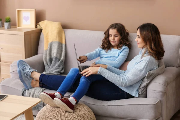 Drukke Moeder Met Dochter Die Thuis Werkt — Stockfoto