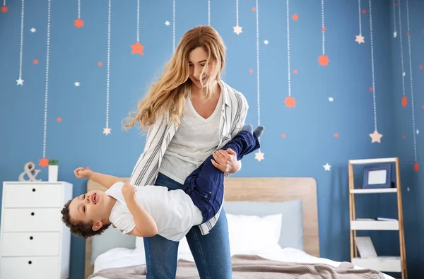 Sevimli küçük oğluyla evde oynamak genç anne