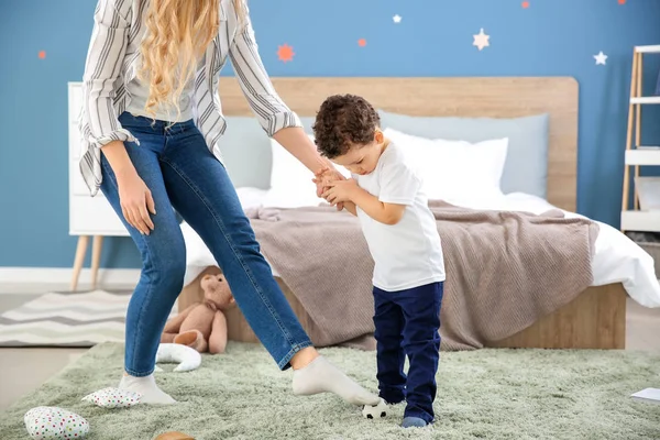 Joven Madre Con Lindo Hijo Pequeño Jugando Casa — Foto de Stock