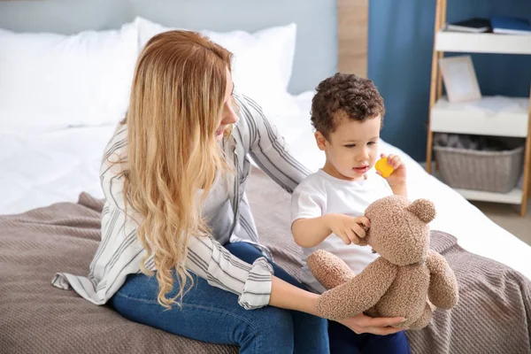 Junge Mutter Mit Süßem Kleinen Sohn Und Teddybär Hause Bett — Stockfoto