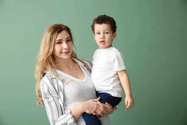 Retrato Madre Feliz Con Lindo Hijo Sobre Fondo Color —  Fotos de Stock