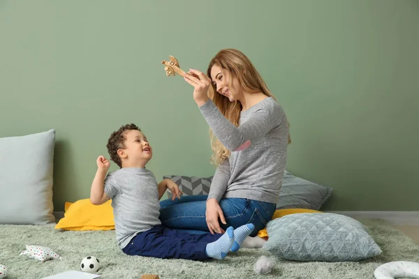 Sevimli küçük oğluyla evde oynamak genç anne