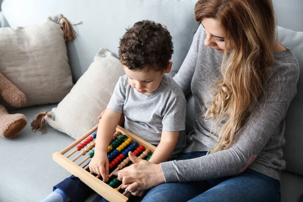 Junge Mutter Mit Süßem Kleinen Sohn Spielt Hause Mit Abakus — Stockfoto