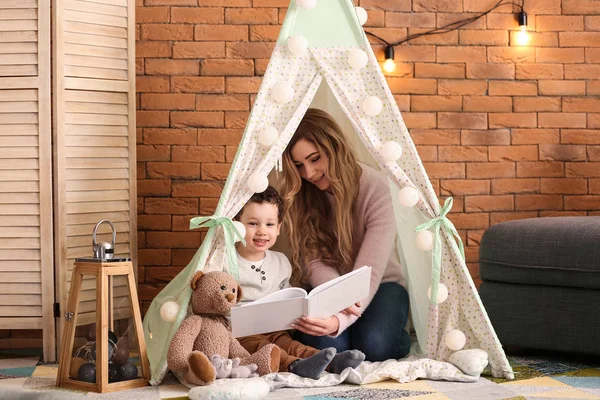Jovem Mãe Com Pequeno Filho Bonito Livro Leitura Cascalho Casa — Fotografia de Stock