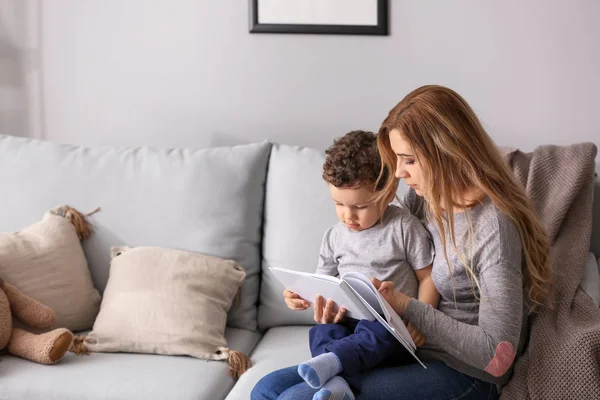 Jonge Moeder Met Schattige Zoontje Lezen Boek Thuis — Stockfoto