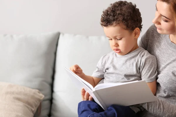 Ung Mamma Med Söta Lilla Son Läser Bok Hemma — Stockfoto