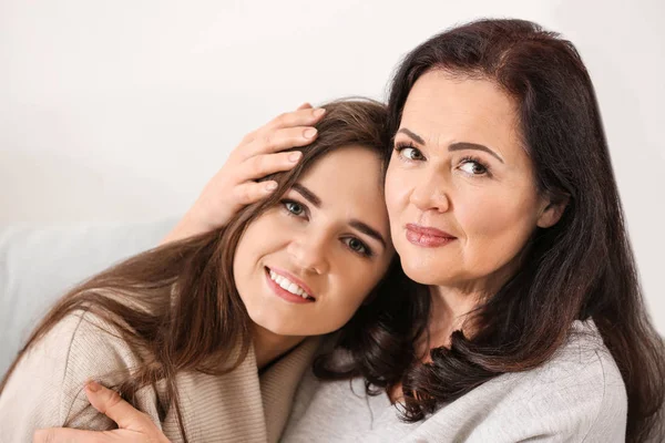 Ritratto Giovane Donna Con Madre Casa — Foto Stock