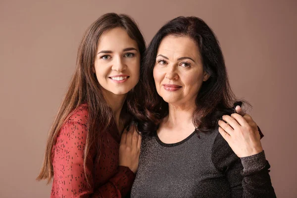 Retrato Mujer Joven Con Madre Sobre Fondo Color — Foto de Stock