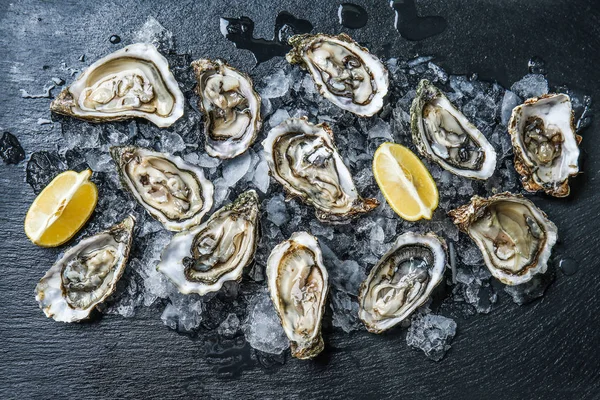 Smaklig Ostron Med Och Citron Mörk Bakgrund — Stockfoto