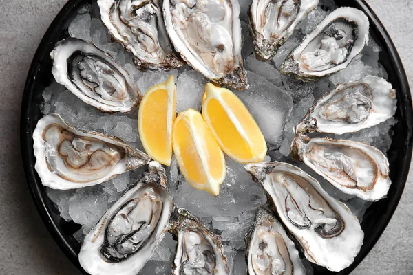 Bricka Med Välsmakande Kall Ostron Och Citron Grå Bord — Stockfoto