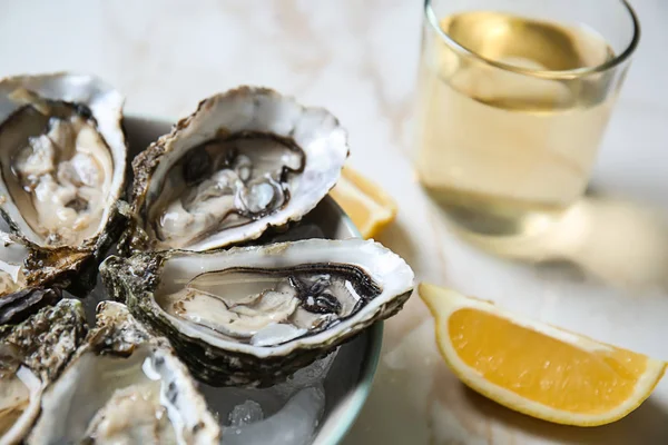 Plaka üzerinde masa lambası, closeup lezzetli soğuk istiridye ile