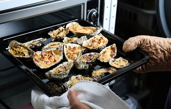Cooking Tasty Baked Oysters Oven — Stock Photo, Image