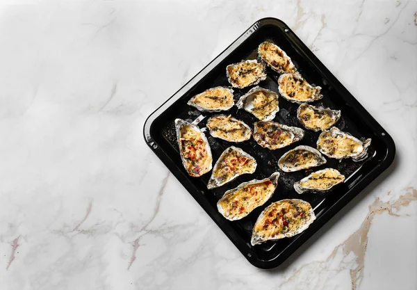 Baking Sheet Tasty Cooked Oysters Light Table — Stock Photo, Image