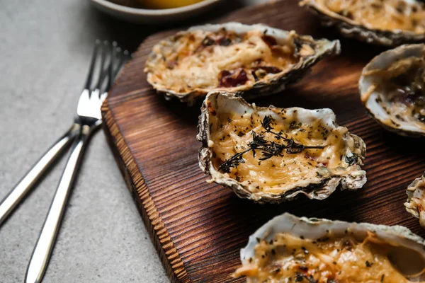 Lezzetli Fırında İstiridye gri tablo, closeup ile ahşap tahta