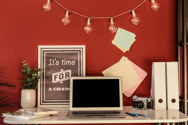 Stilvoller Arbeitsplatz Mit Modernem Laptop Der Nähe Der Farbwand — Stockfoto