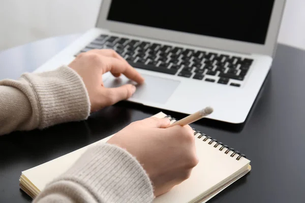 Frau Schreibt Notizbuch Während Sie Einem Modernen Laptop Tisch Arbeitet — Stockfoto