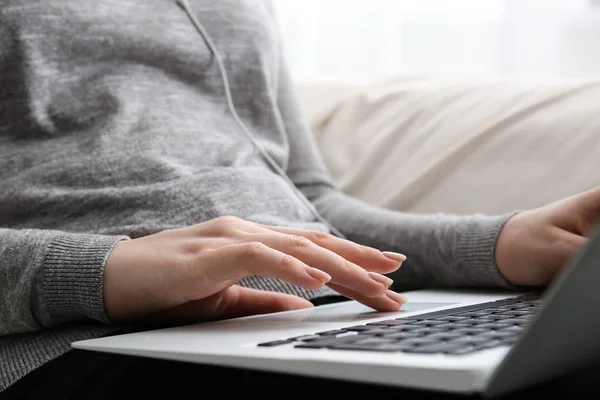 Frau Arbeitet Hause Modernem Laptop Nahaufnahme — Stockfoto