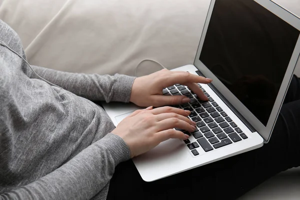 Frau Arbeitet Hause Modernem Laptop — Stockfoto