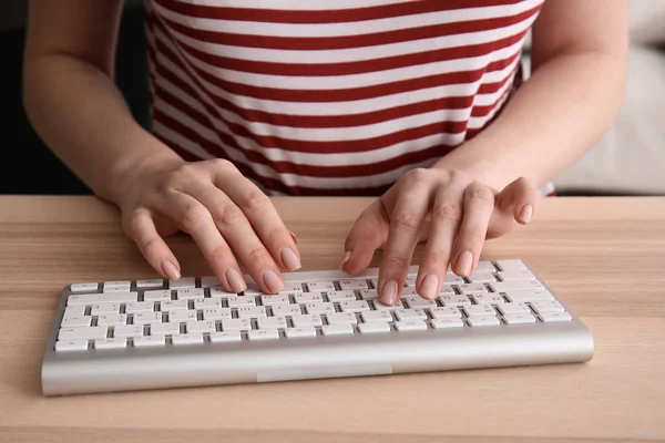 Mujer Trabajando Computadora Moderna Mesa Primer Plano — Foto de Stock