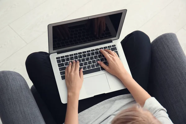 Frau Arbeitet Hause Modernem Laptop — Stockfoto